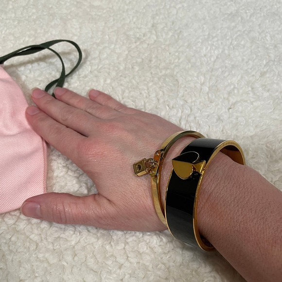 Kate Spade Set of 2 Bangle Bracelets Black Gold Hinge Lock Charm - Picture 4 of 5